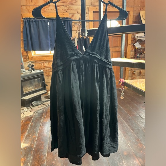 Elegant Black Sleeveless Dress - Picture 1 of 2